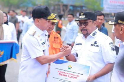 Gubernur Sultra Serahkan Sarana Mitigasi Bencana ke Tiga Daerah | LPP RRI