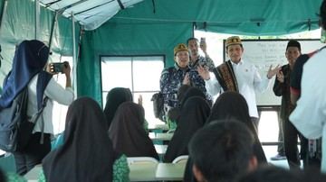 Tinjau Siswa Korban Gempa Flores, Menag Apresiasi Semangat Siswa-Guru