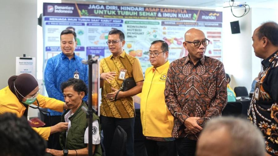 Bank Mandiri Salurkan Dukungan Kesehatan ke Warga Terdampak Kabut Asap