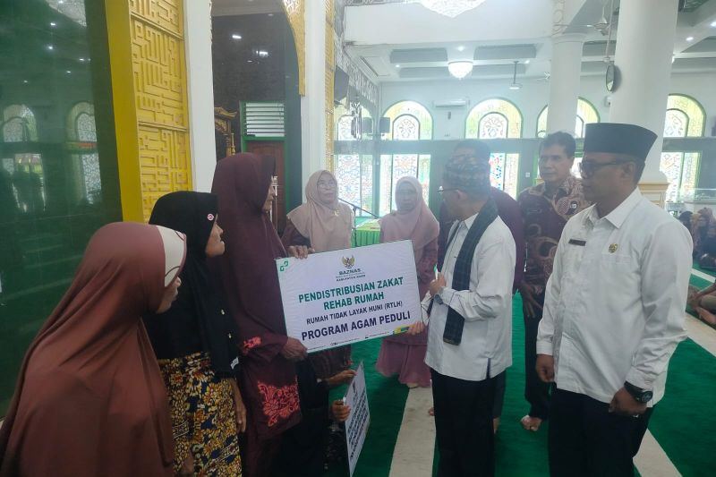 Baznas Agam salurkan zakat Rp679,95 juta bagi 138 mustahik