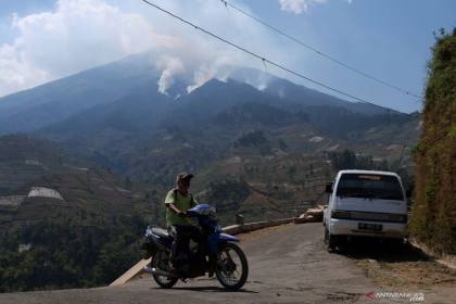 Sekitar 1,72 hektare vegetasi hutan di lereng Gunung Sumbing terbakar