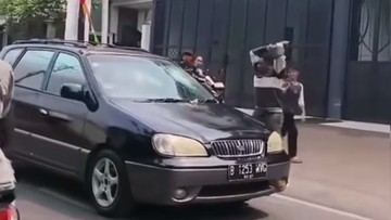 Polisi Masih Cari Sopir Mobil yang Kacanya Dipecahkan Pria Ngamuk di Jaksel