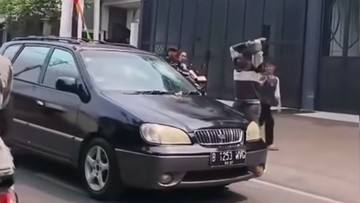 Polisi Masih Cari Sopir Mobil yang Kacanya Dipecahkan Pria Ngamuk di Jaksel