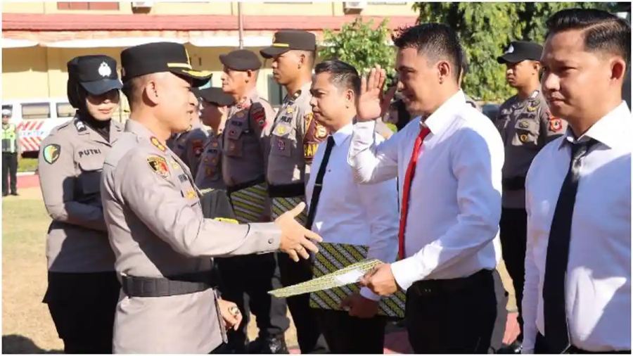 Tunaikan Tugas sebagai Pemimpin Upacara HUT RI, Iptu Wawan Hartawan Raih Penghargaan
