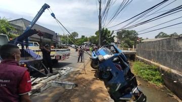 Elf Rombongan Besan dari Cibitung Nyemplung Kali di Depok, 15 Orang Luka