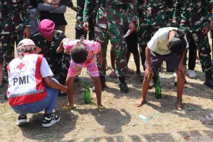 Prajurit TNI AL beri layanan trauma healing kepada korban gempa di NTT