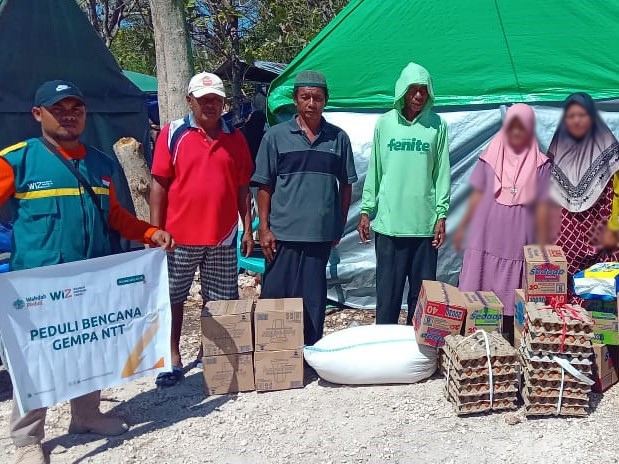 Bertahan di Tenda Pengungsian, Warga Ronting NTT Terima Bantuan Logistik WIZ