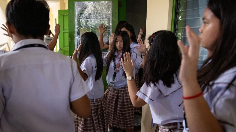 FOTO: Siswa Filipina Berlatih Hadapi Ancaman Penembak di Sekolah