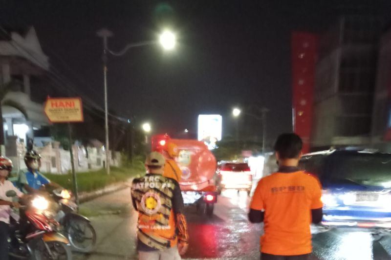 Bandar Lampung lakukan penyemprotan jalan terdampak abu vulkanik GAK 