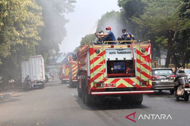 Pemkot Tangerang semprot sejumlah jalan, tekan dampak abu vulkanik