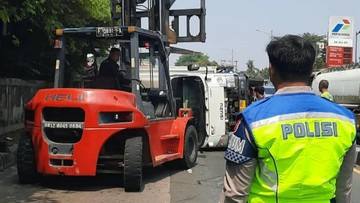 2 Truk Boks Tabrakan saat Keluar SPBU di Kemang Bogor