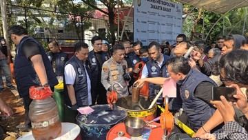 Polisi Bongkar Pabrik Oli Palsu di Jakbar, Oli Bekas Diolah Jadi Seperti Baru