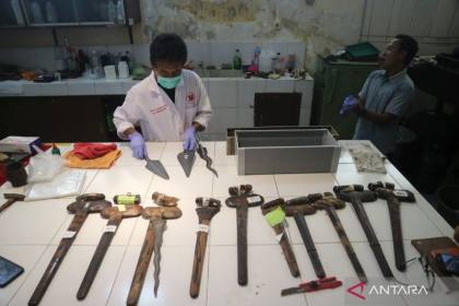 Museum NTB konservasi puluhan artefak senjata dari ancaman korosi