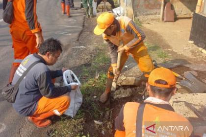 Cegah banjir, Pemkot Jaktim gencarkan bersih-bersih kali dan saluran