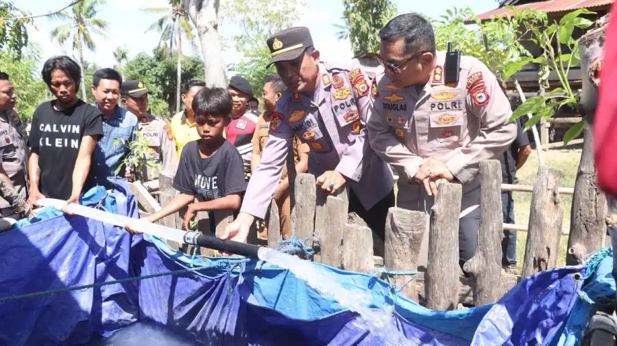 Pakai Water Cannon, 12.000 Liter Air Bersih Disalurkan Polres Wajo ke Warga Maddukkelleng