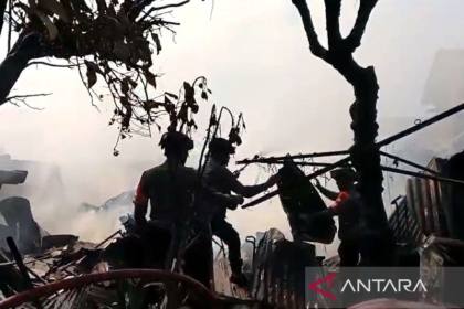 35 unit barak di asrama TNI Matoangin ludes terbakar  