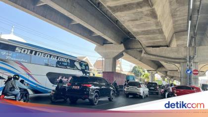 Antrean Solar di SPBU Pettarani Makassar Mengular ke Badan Jalan