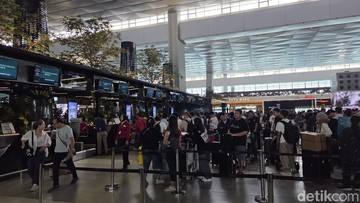 Suasana Terminal 3 Usai Soetta Beroperasi Lagi, Antrean Check-in Mengular
