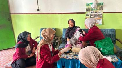 KKN UMM Sambangi Lansia Gedongboyountung: Cek Gula Darah dan Salurkan Bantuan Sembako
