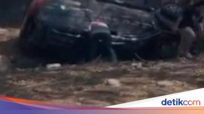 Mobil Kecepatan Tinggi Tabrak Pohon hingga Terbalik di Tol Makassar