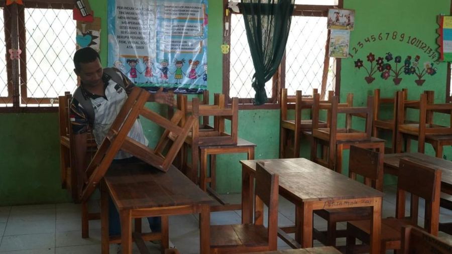 Meja-Kursi Baru Pertamina Pacu Semangat Belajar Siswa SDN Batu Cermin