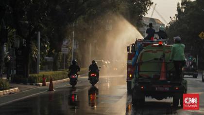 FOTO: Jakarta Semprot Jalan Mitigasi Abu Vulkanik Anak Krakatau