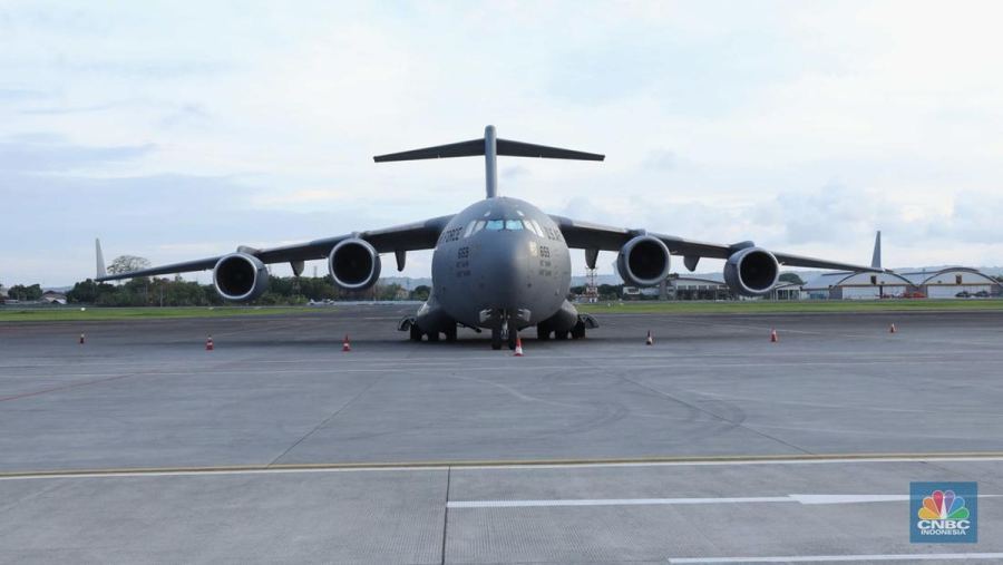 Pesawat Raksasa Militer AS Tiba-Tiba Mendarat di Bandung, Ada Apa?