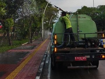 Water Mist Disemprot di Jalanan Jakarta Imbas Abu Vulkanik Anak Krakatau