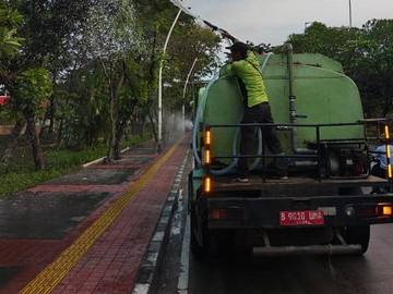 Water Mist Disemprot di Jalanan Jakarta Imbas Abu Vulkanik Anak Krakatau