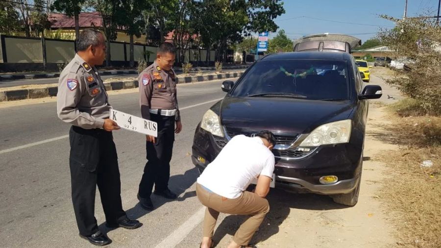Patroli Ditlantas Polda Sultra Tegur Pengguna TNKB Tak Sesuai STN | LPP RRI