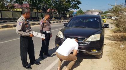 Patroli Ditlantas Polda Sultra Tegur Pengguna TNKB Tak Sesuai STN | LPP RRI