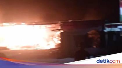 Kebakaran Hanguskan Pabrik Kayu dan Rumah di Manggala Makassar