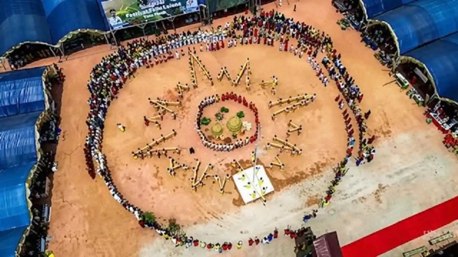 Warga Tana Toraja Bentuk Lingkaran Pa’ Bare Allo, Bawa Hasil Bumi di Festival Tallu Lolona