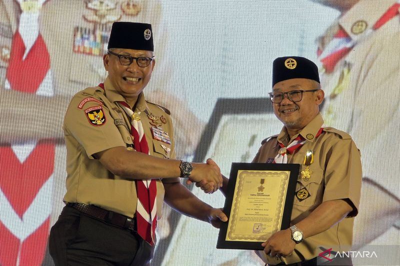 Mendikdasmen terima Lencana Darma Bakti perkuat Pramuka di sekolah