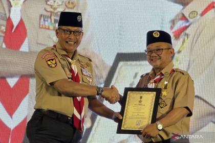 Mendikdasmen terima Lencana Darma Bakti perkuat Pramuka di sekolah