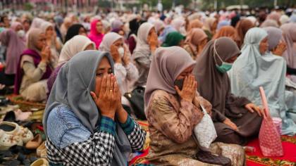 FOTO: Sumsel Gelar Salat Istisqa di Tengah Kepungan Karhutla