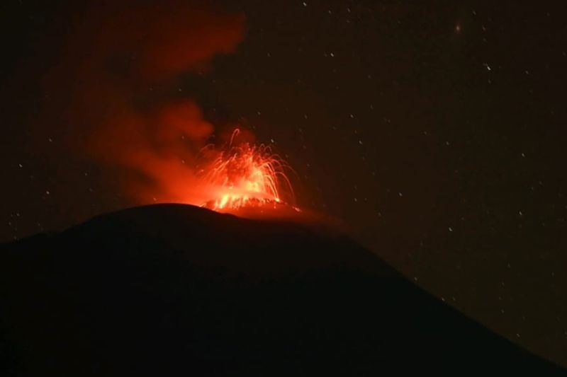 Gunung Ile Lewotolok di Lembata erupsi 1.873 kali selama lima hari