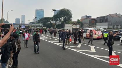 Massa Demo di DPR Minta Polisi Buka Blokade