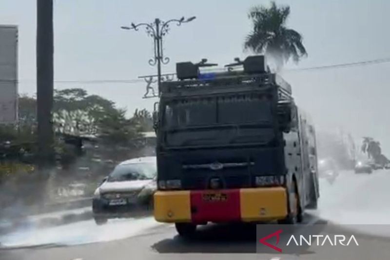 Polres Bogor kerahkan water cannon bersihkan abu vulkanik di jalan