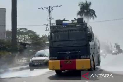Polres Bogor kerahkan water cannon bersihkan abu vulkanik di jalan