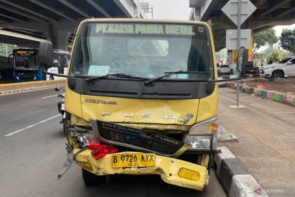 Pemotor tewas akibat tertabrak truk terobos lampu merah di Pasar Rebo