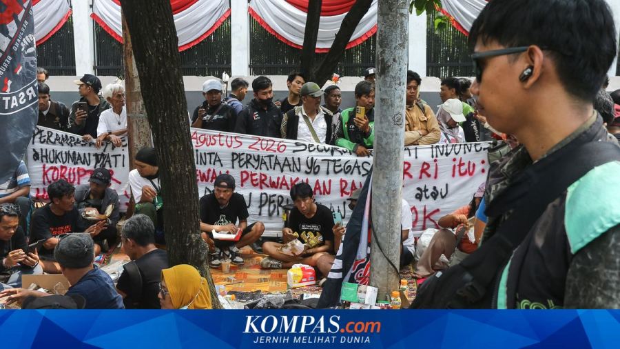 Menakar Berat Tuntutan di Depan Gedung DPR
