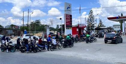 Antrean BBM di SPBU Andonohu Tetap Kondusif, Masyarakat Tertib Menunggu | LPP RRI