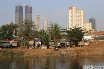 Potret Pemukiman Semi Permanen di Tengah Gemerlap Jakarta