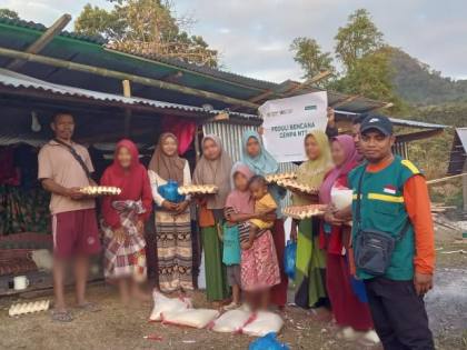 WIZ Pasok 150 Kg Beras dan Paket Sembako Lengkap untuk Warga Desa Compang Soba