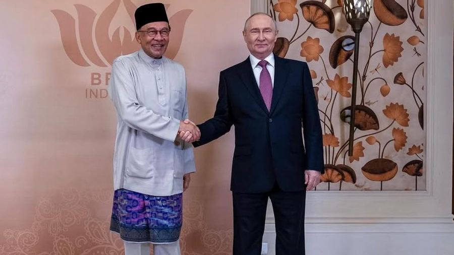 Anwar Ibrahim dan Putin Bertemu, Bahas Penerbangan Langsung hingga Sawit