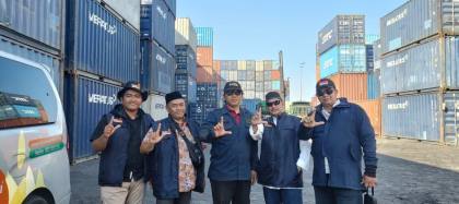 Tembus Rp308 Juta, Lazismu Surabaya Bawa Bantuan NTT Langsung ke Kontainer Kapal