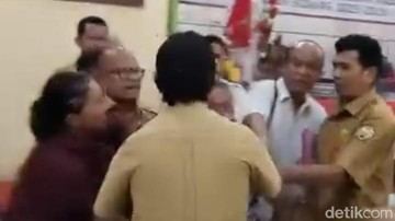 Heboh Ketua dan Anggota DPRD Ende Adu Jotos Saat Sidang Paripurna