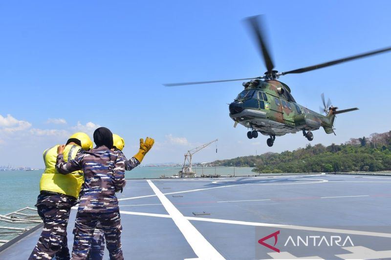 Penerbang TNI AU asah kemampuan agar bisa mendarat di atas kapal induk