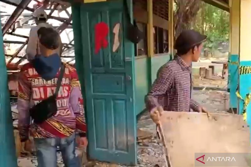 Bangunan SDN 09 dan 11 Kebayoran Lama Selatan mulai dibongkar